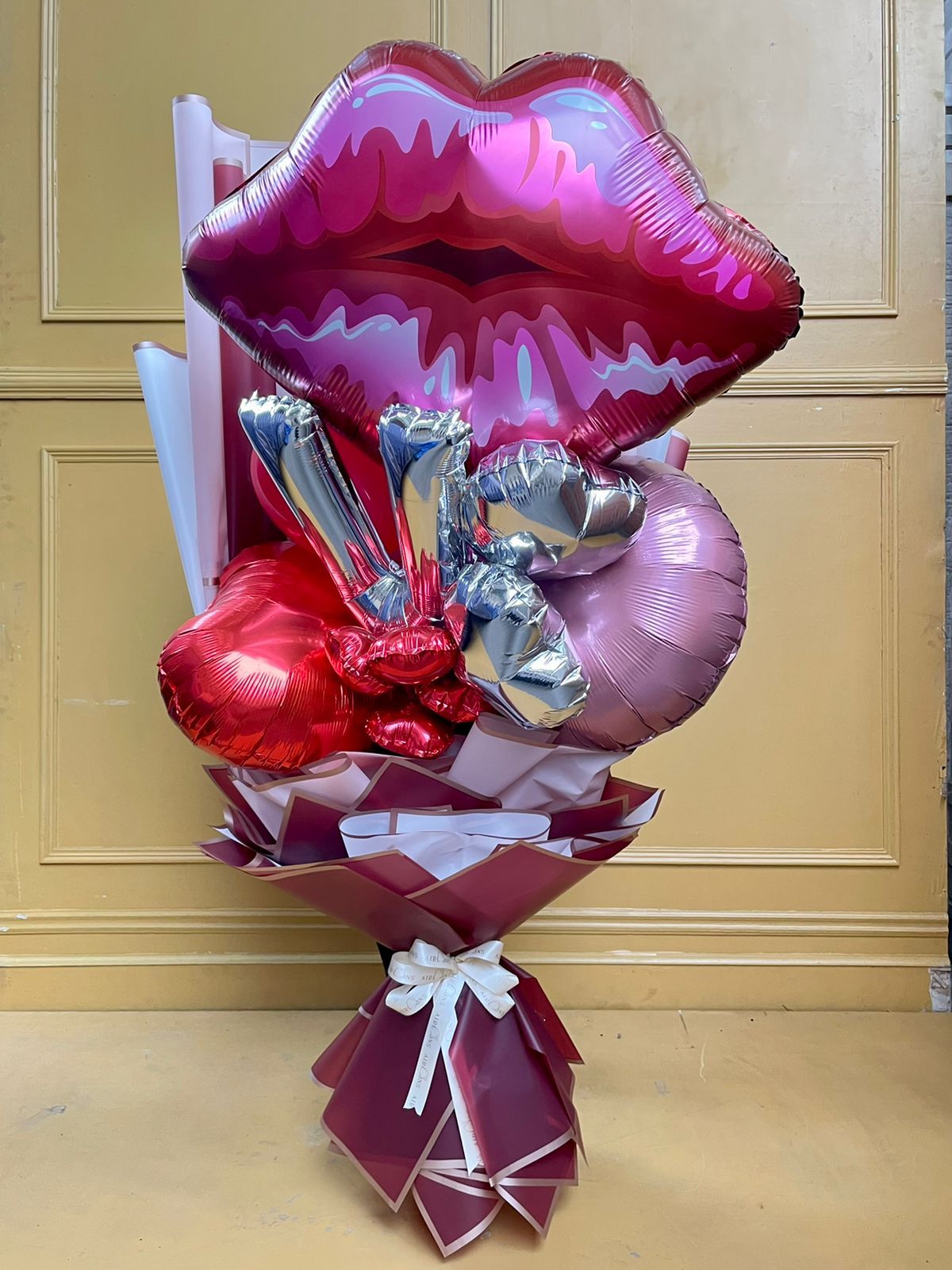 balloon kiss bouquet delivery, balloon kiss bouquet delivery in sector 87 noida